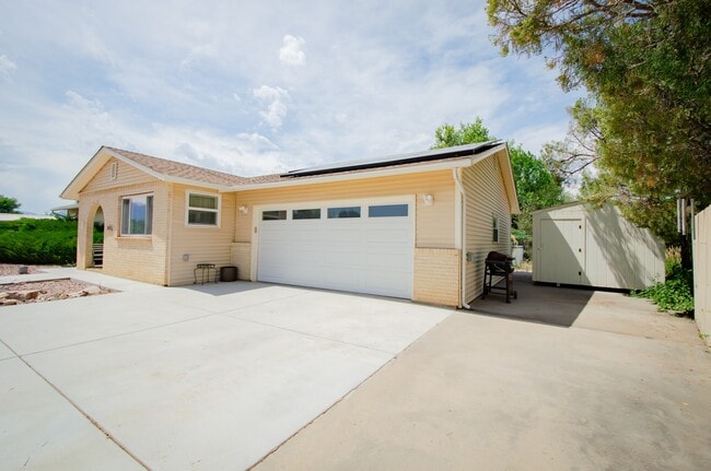 Building Photo - 215 Hillcrest Pl