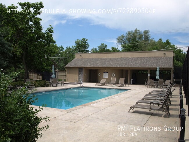 Building Photo - 2954 Kalmia Ave