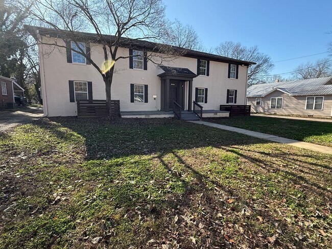 Building Photo - 208 Meadow St