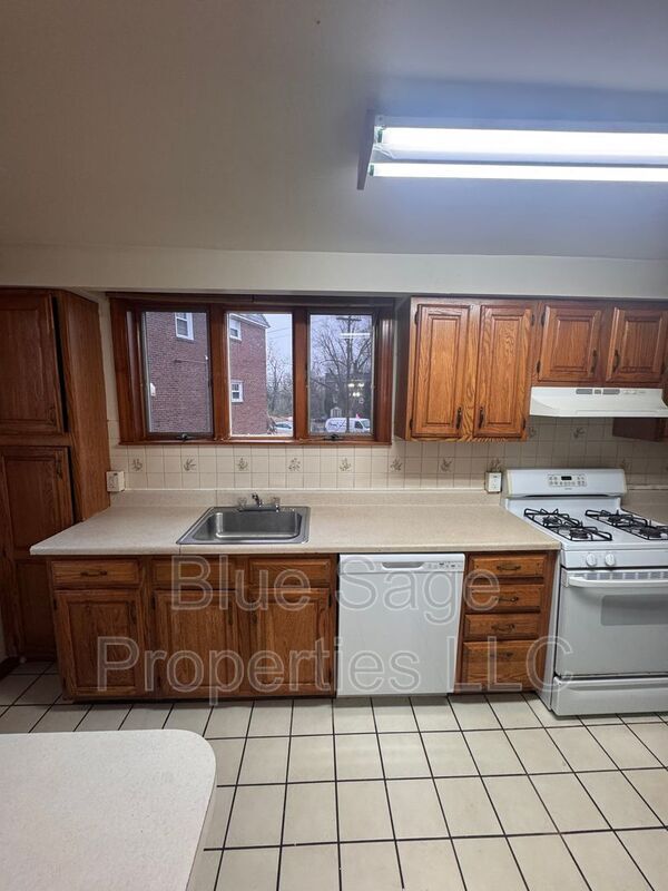 Building Photo - 575 S 4th St