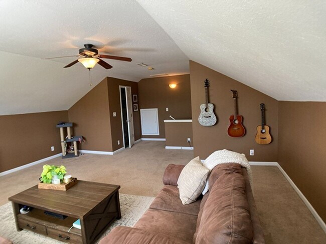 Building Photo - $1800 3 Bedrooms 2.5 Bath Brick Home with a bonus room!