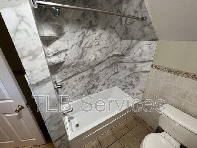 Building Photo - 519 School St