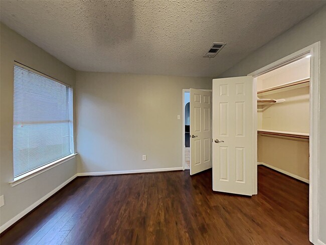 Building Photo - 16031 Hidden Acres Dr