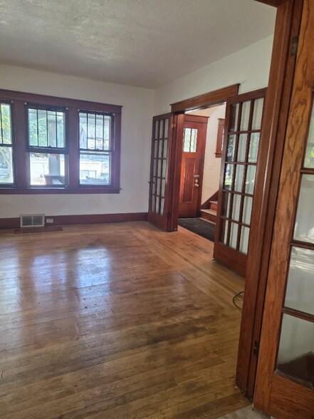 Building Photo - 1907 N Oakley St