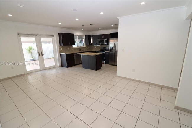 Building Photo - 230 SW 30th Ave