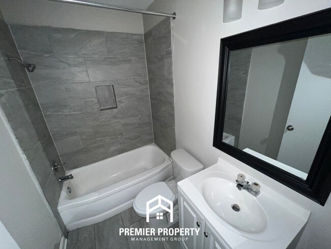 Building Photo - Charming 3BR/2BA Home Near Parkway Village | Hardwood Floors Throughout & Fenced Yard