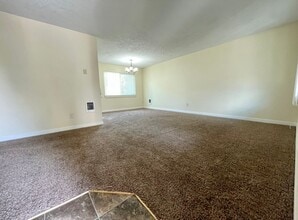Building Photo - Spacious Montavilla 2 Bedroom Top Floor Unit  w/ A/C and Off Street Parking~ PETS WELCOME! 95 Wal...