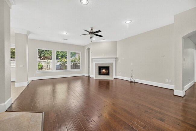 Building Photo - 10510 Trinity Springs Dr