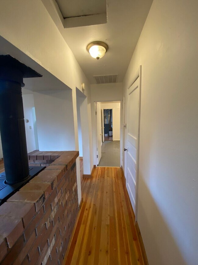 Building Photo - 716 NE Quimby Ave