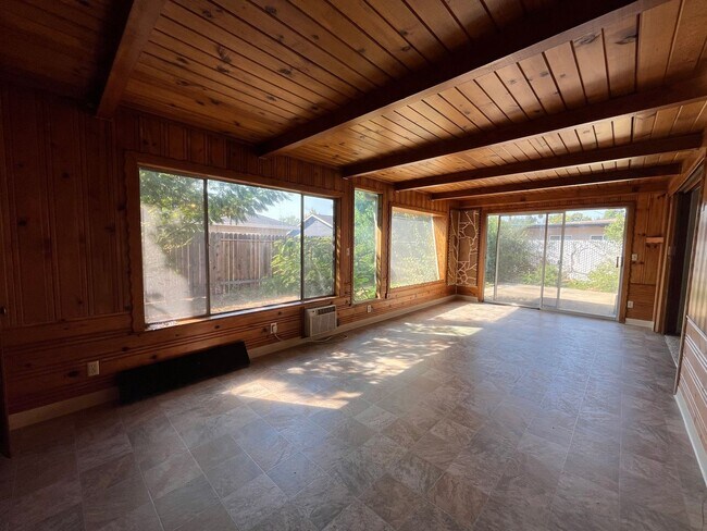 Building Photo - 2 bed 1 bath single family home with back yard and garage space