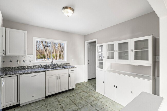 Building Photo - 835 N Forest Ave