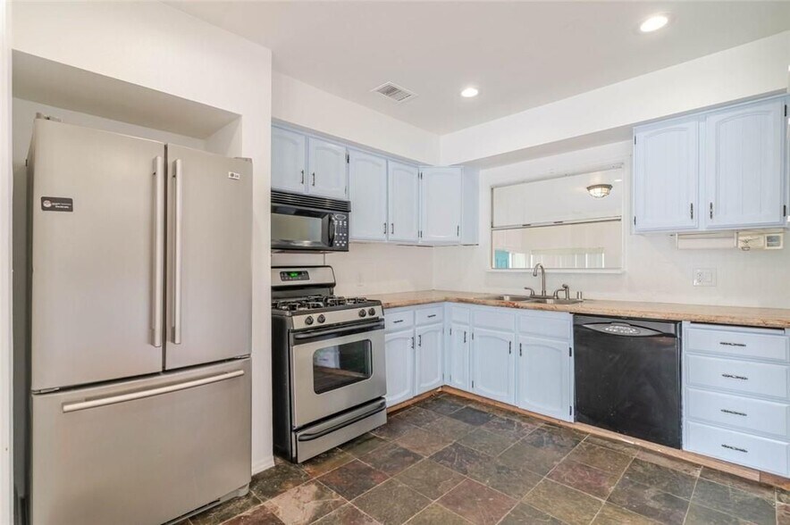 Building Photo - 13057 Gladstone Ave