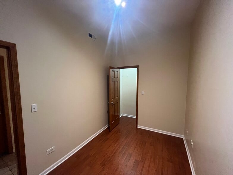 Building Photo - 2028 N Hamlin Ave