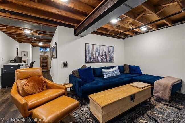 Building Photo - 704 Oakbrook Ridge Dr