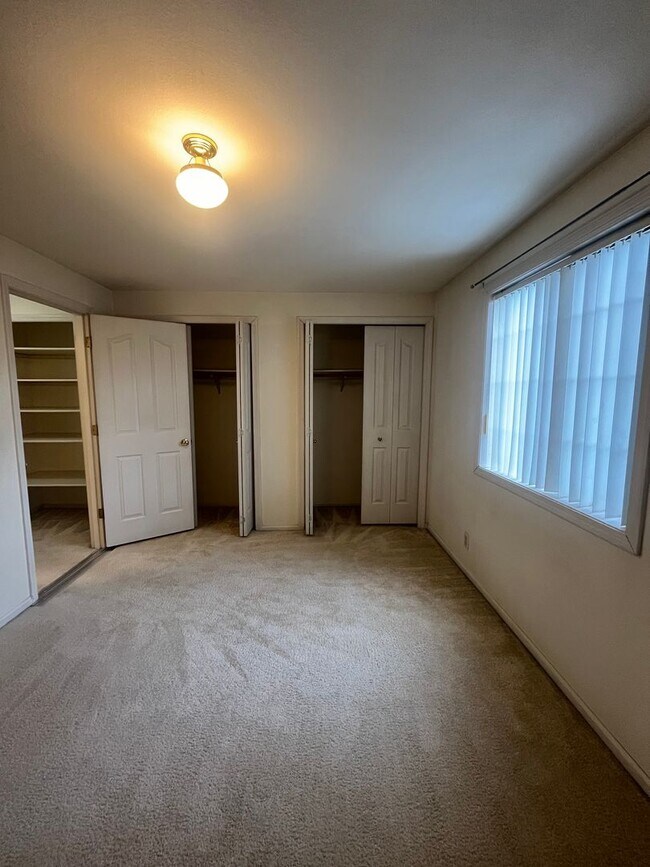 Building Photo - 2-bedroom 1-bathroom duplex in Thurston