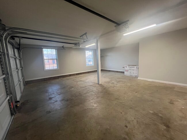 Building Photo - 1240 Inabinet Dr