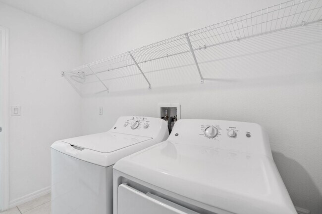 Building Photo - Like New 3/2 in Wimauma