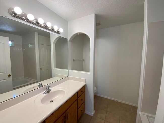 Building Photo - 3 Bedroom Single Story Home Available Near...