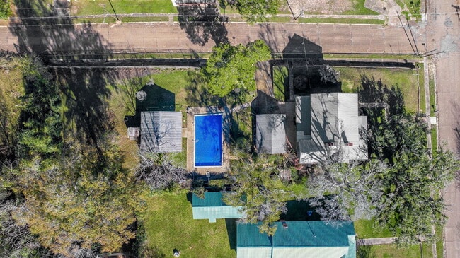 Building Photo - Enchanting 4-bedroom, 3-bathroom Extended ...