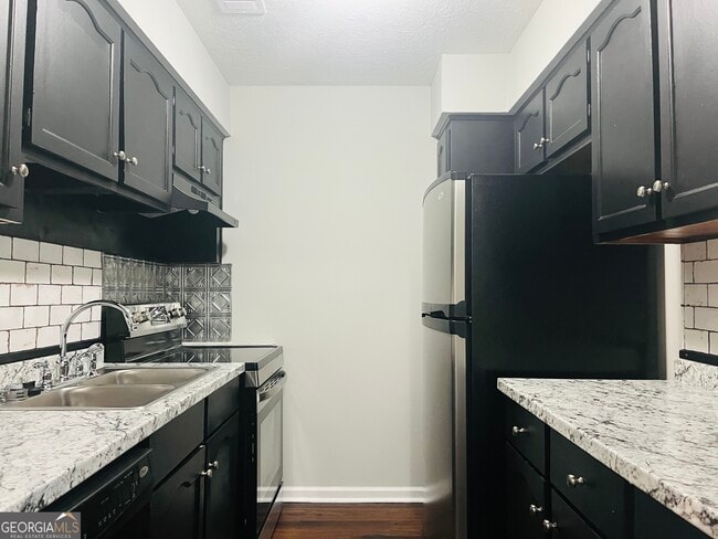 Building Photo - 403 Breezy Pnes