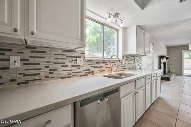 Building Photo - 531 W Emelita Ave