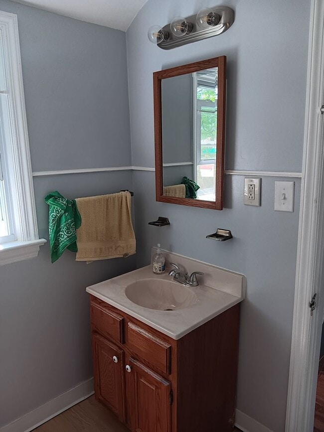 Building Photo - 2 Bedroom, 1 Bath Single Family Home on Cu...