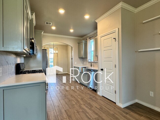 Building Photo - Spacious 3-Bedroom Home with Designer Kitc...