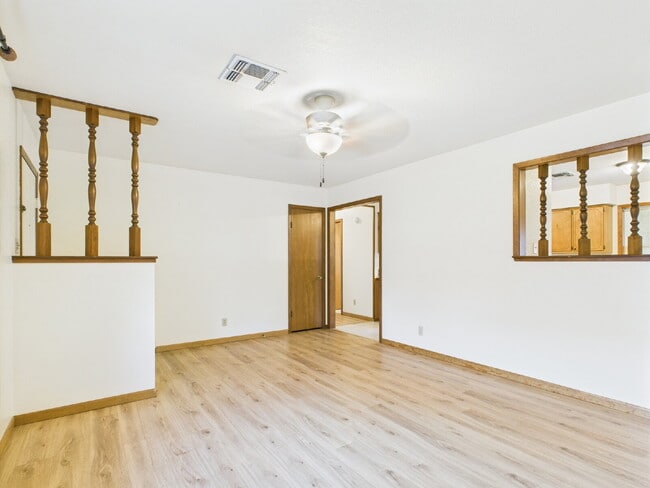 Building Photo - Adorable 2/2 minutes from Main St.
