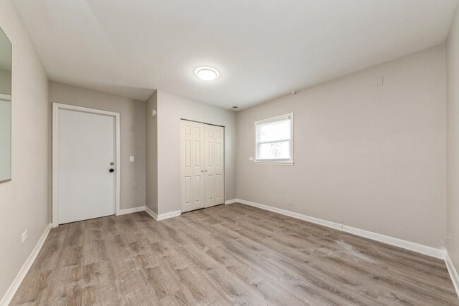 Building Photo - 856 E Capri Dr