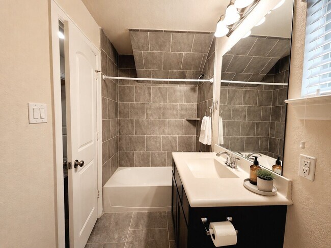 Building Photo - 10717 Madden Oaks Pl