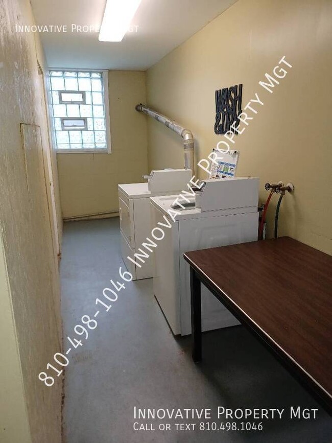 Building Photo - Large 1 bed apartment. Heat and water incl...