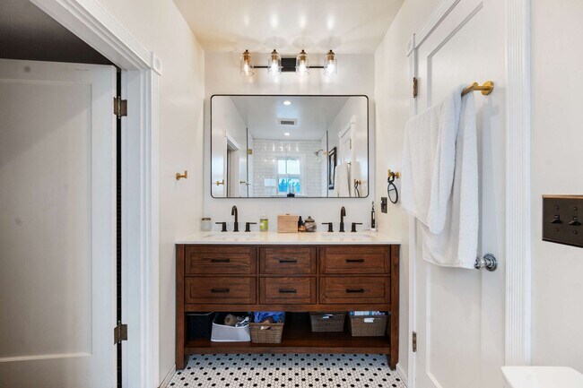 Building Photo - Historic Charm Meets Modern Living – Stunning 5 Bedroom Home on Iconic Myrtle Avenue