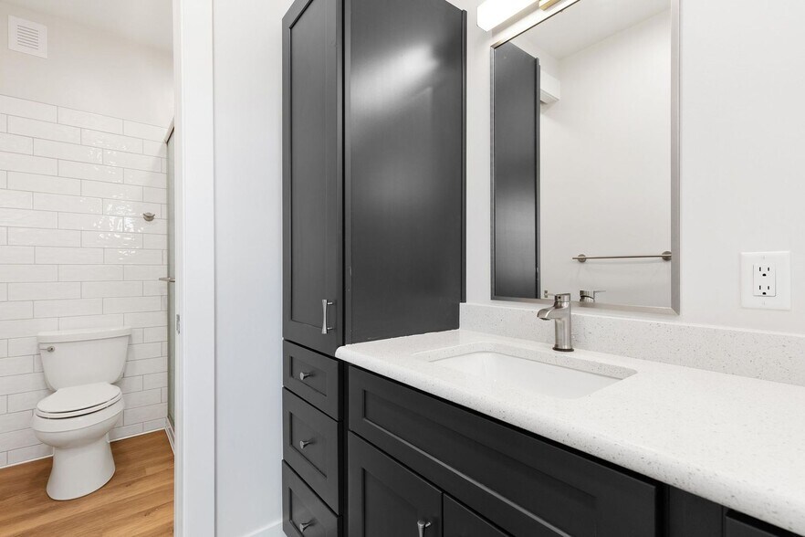 Building Photo - 903 Main St