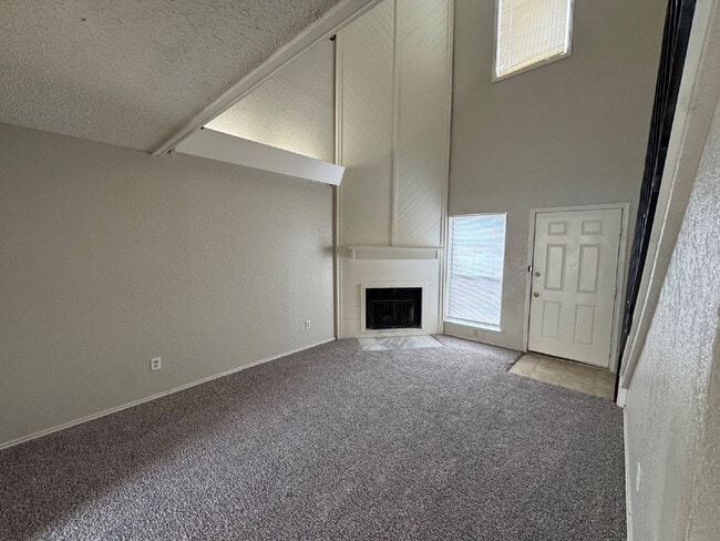 Building Photo - Beautiful Duplex in West Lubbock