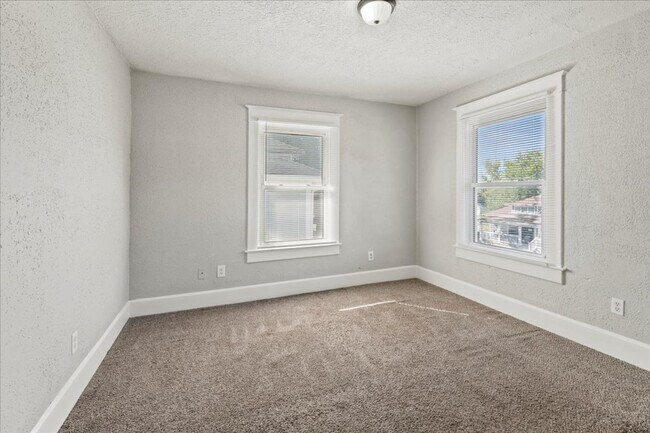 Building Photo - 617 N Parker Ave