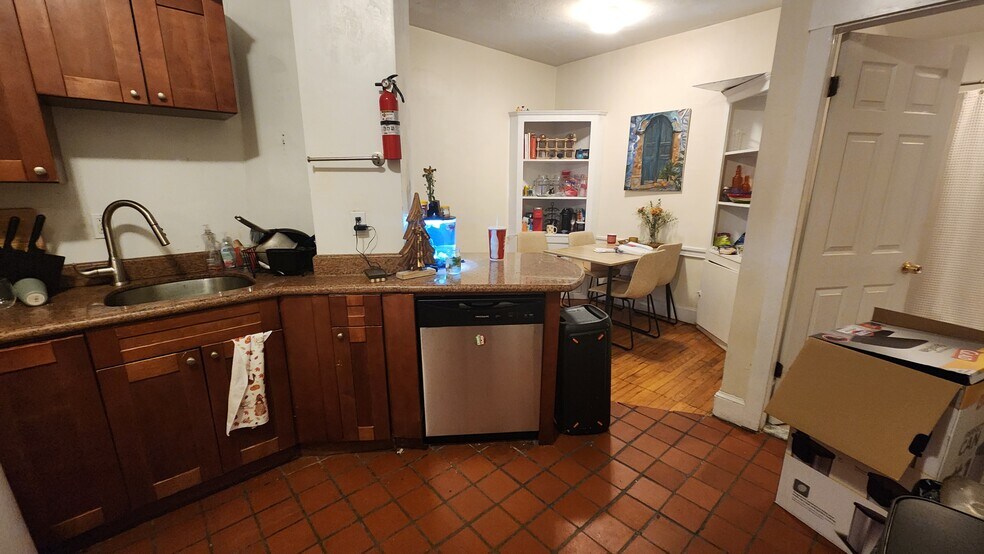 Building Photo - 19 Thatcher St