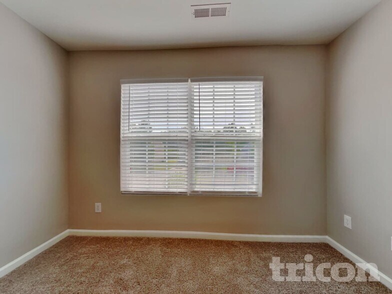 Building Photo - 2048 Lauren Woods Dr