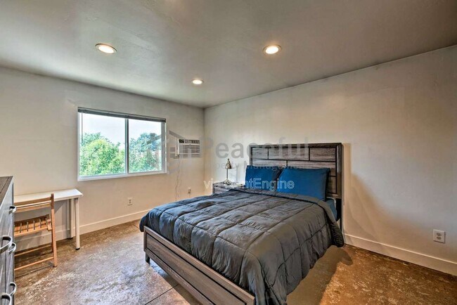 Building Photo - 462 E Haven Ave