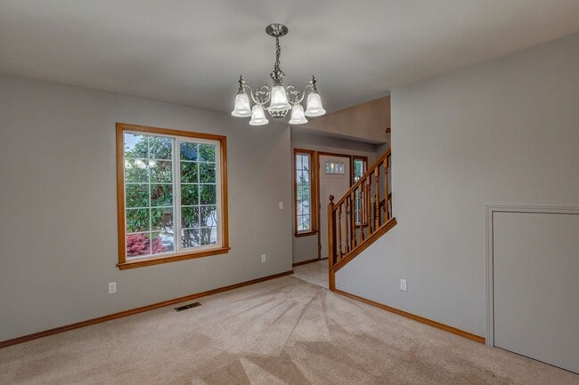 Building Photo - 4 bedroom, 3 bath Dog Friendly Home!