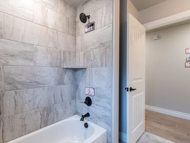 Building Photo - Beautiful Home - 4 Bedroom, 3 Bathroom with Bonus Room in East Edmond
