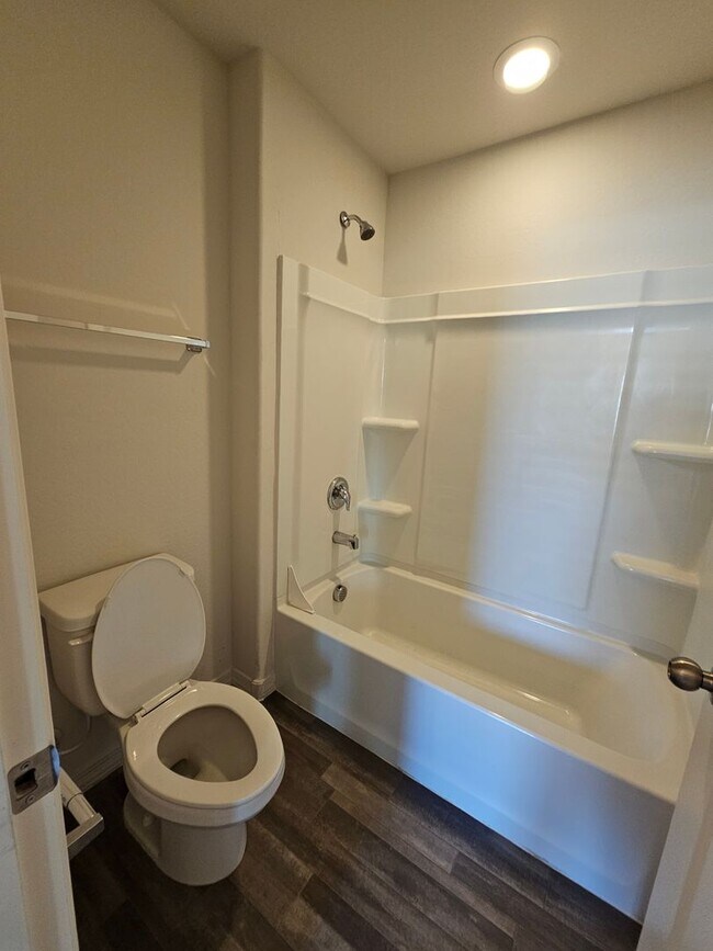 Building Photo - SHORT TERM /FREE RENT CALL FOR DETAILS