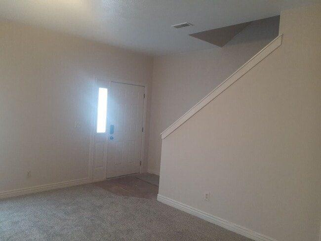 Building Photo - 3 Bed, 2.5 Bath, Rock Creek Townhome