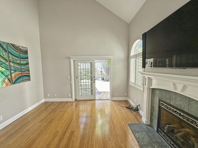 Building Photo - Elegant & Spacious 3BD Home | Pool Access,...