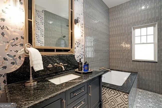 Building Photo - 407 8th St NE