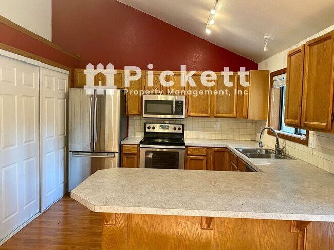 Building Photo - Lovely 3 Bed Island Lake Tri-level