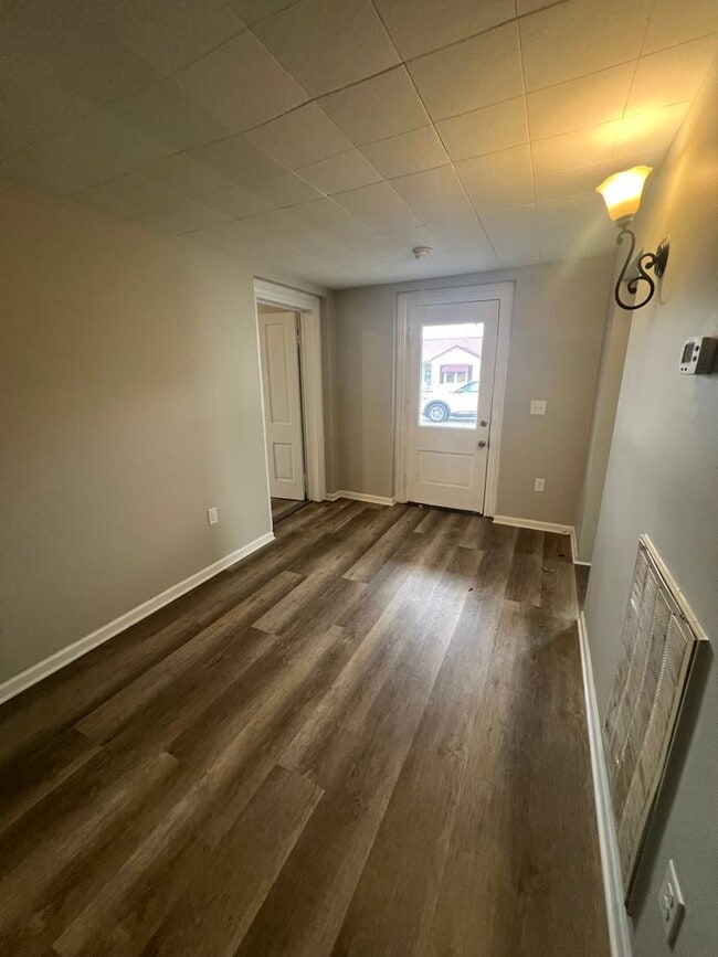 Building Photo - 2 Bedroom 1 Bath