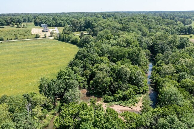 Building Photo - 37 Lakeview Dr