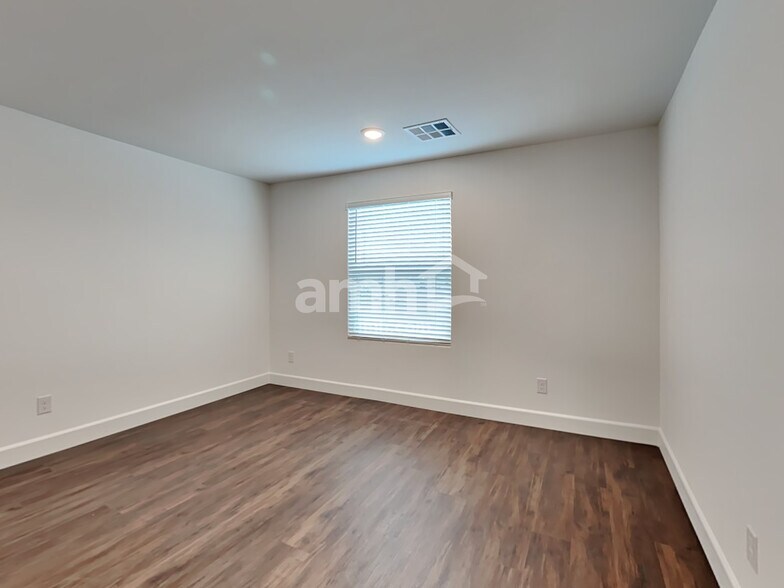 Building Photo - 136 Charmante Tulip Ln