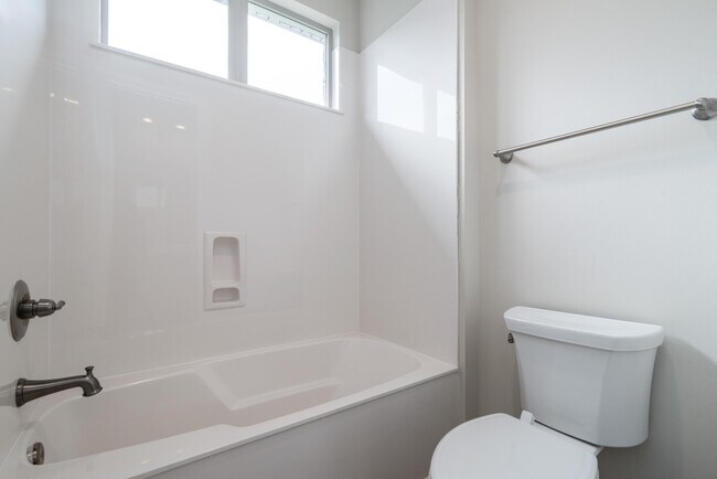 Building Photo - 718 Woods Dr