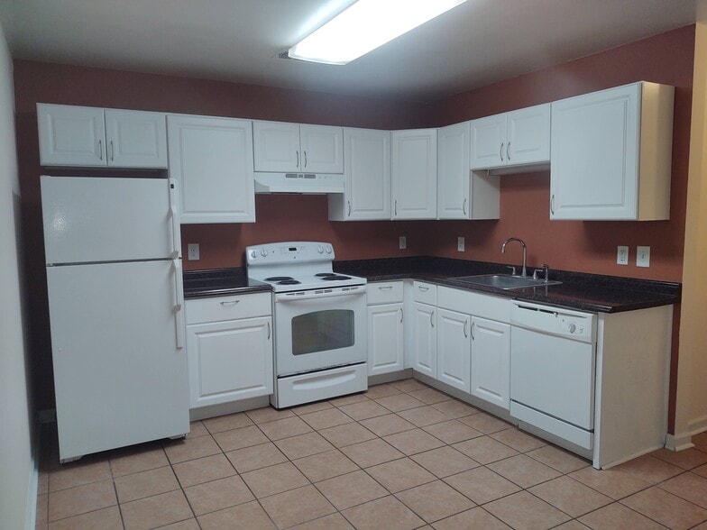 Kitchen - 247 Hereford Cir